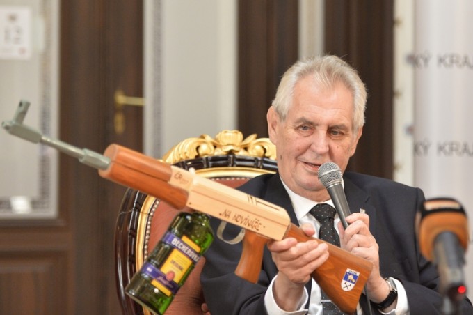 Zeman se samopalem